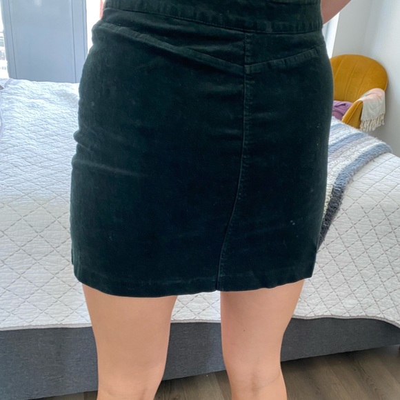 Green suede skirt! Size 2 never worn. - Picture 3 of 6